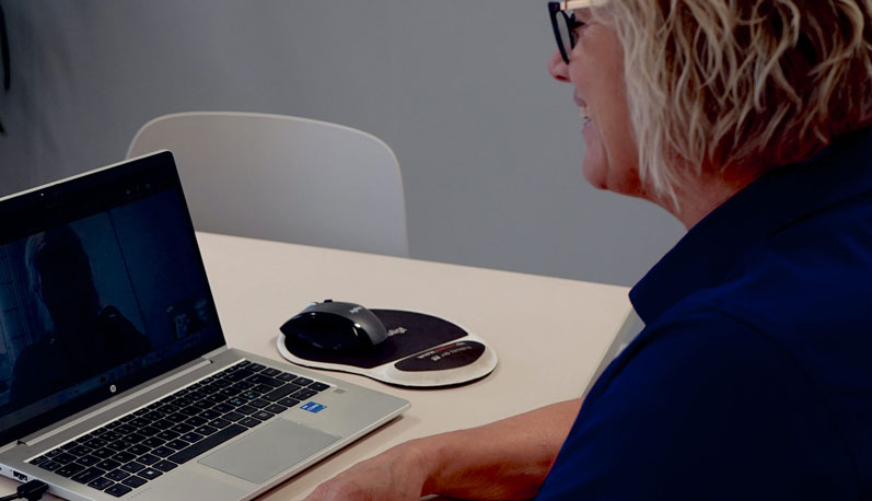 Online konsultation er en mulighed for, at vores behandlere kan guide og vurdere en konkret problemstilling. Det er en service, vi tilbyder i supplement til vores fysiske konsultationer.